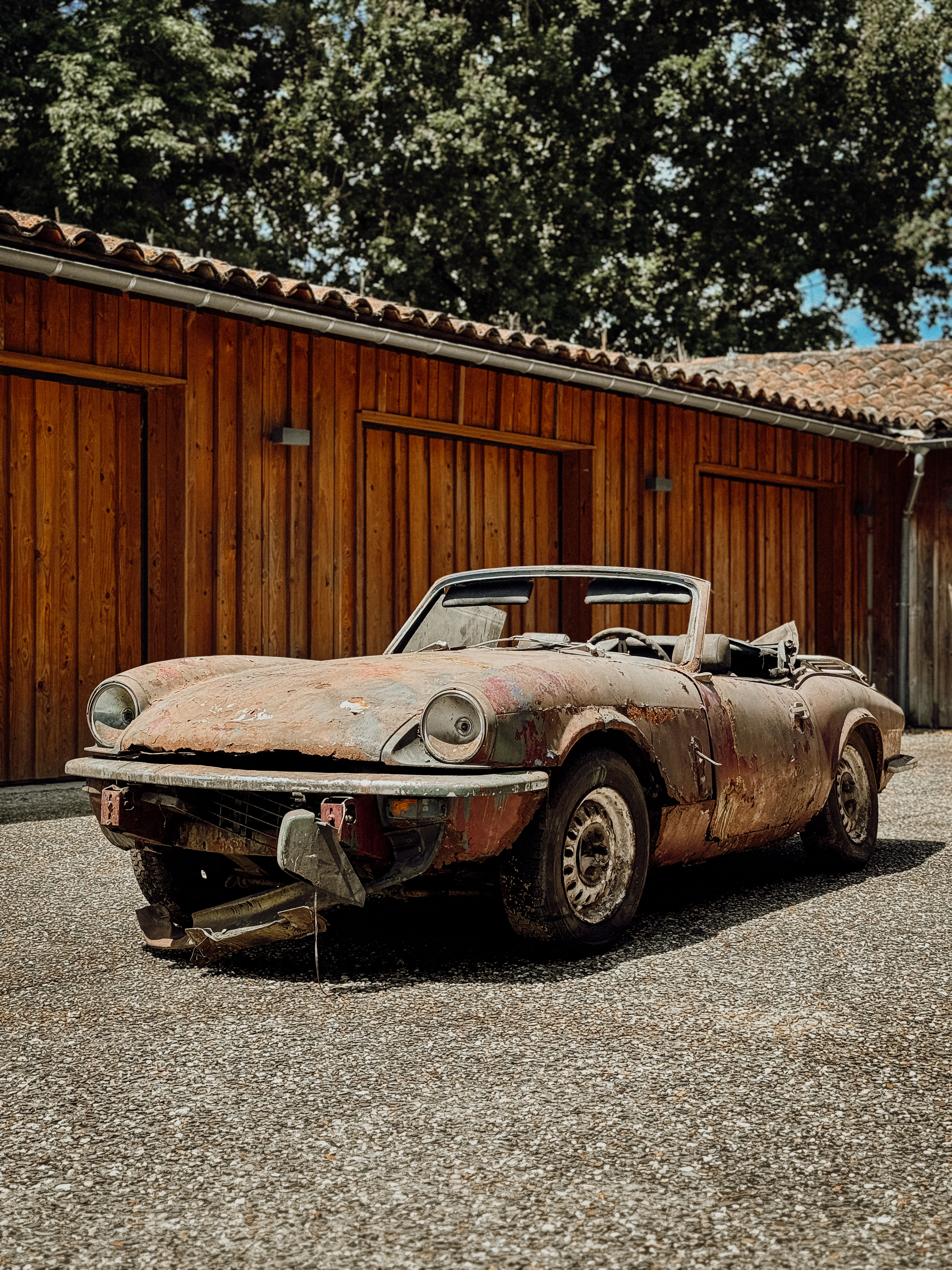 Triumph Spitfire 1975 — épave sortie de grange